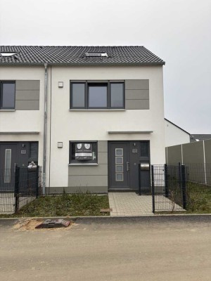 Modernes Reihenendhaus: Bezugsfertig in ruhiger Lage in Bergheim