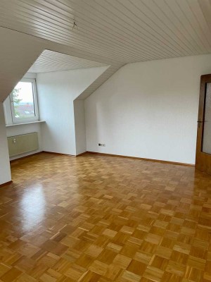 Schöne, ruhige  2-Zimmer-DG-Wohnung mit Aussicht in die Rheinebene