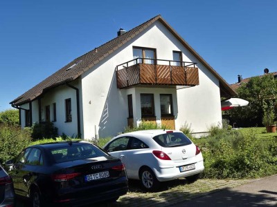 Helle und ruhige 3-Zimmer DG-Wohnung in 2 Fam.-Haus mit großem Balkon und EBK in Göppingen-Manzen