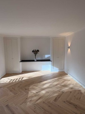 Frisch sanierte Doppelhaushälfte mit 4 Zimmern + 2 Gärten + Balkon + Garage in München Pasing