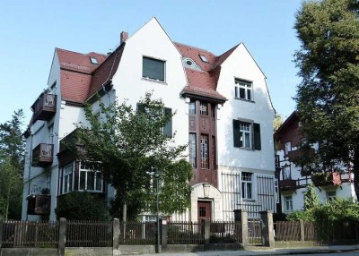 Wohnen an der Dresdner Heide! Besondere Altbauwohnung mit Loggia und Balkon in Bestlage