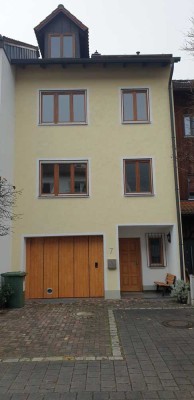 Gepflegtes 6-Zimmer-RMH  mit EBK in Freising in ruhiger Lage