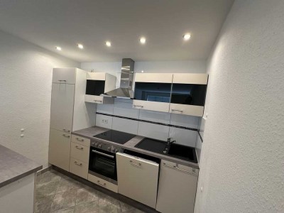 Neu renovierte 2-Zimmer-Wohnung mit Einbauküche und Parkblick in Alt-Saarbrücken