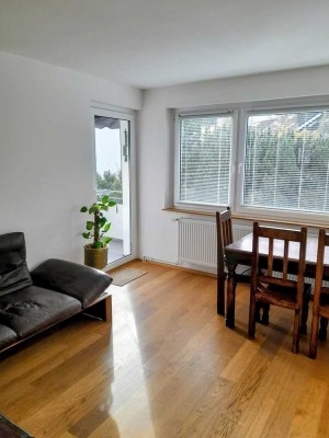 Stilvolle, modernisierte 3-Zimmer-Wohnung mit geh. Innenausstattung , Loggia, EBK, Stellplatz