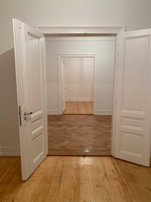 Stilvoll sanierter Altbau mit Wohnküche und Balkon in bester Lage