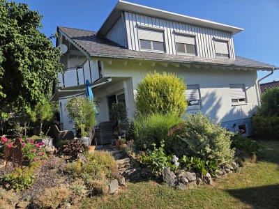 Elegant modernisiertes Einfamilienhaus mit wundervollem Garten.
Wohlfühloase und Idylle pur!