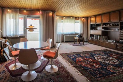 Erbbau: Großzügige 3,5-Zimmer-Wohnung mit zwei Balkonen, Stellplatz und viel Renovierungspotenzial