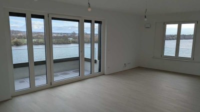 Erstbezug direkt am Rhein: Luxuriöse 3-Zimmer Dachgeschosswohnung mit 2 Balkonen
