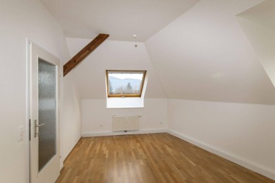 Wunderschöne, teilsanierte Dachgeschoßwohnung