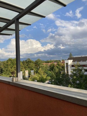 Große Dachgeschosswohnung mit Einbauküche befristet bis April 2027