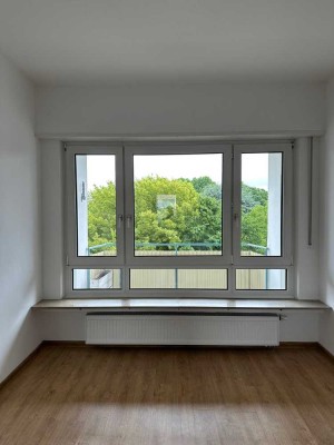 Sehr gut geschnittene 3,5-Zimmer-Wohnung mit 2 Balkonen und EBK in Ludwigshafen-Süd