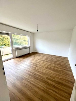 Helle kernsanierte 4 Zimmer Wohnung mit Balkon