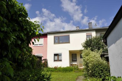 Preisreduzierung!
Großes Reihenmittelhaus mit Garage in bevorzugter Lage