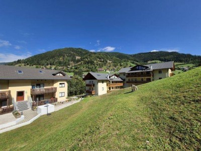 Helle alpine Wohnung mit Balkon und Garagenplatz