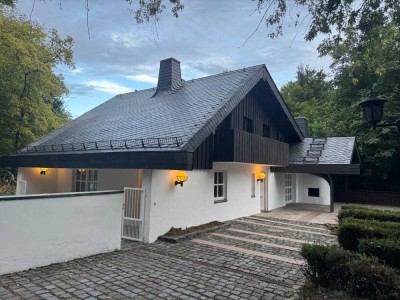 Villenanwesen in unverbaubarer Naturlage mit großem Grundstück und eigenem See