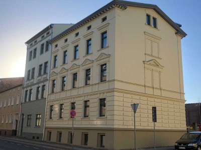 liebevoll und aufwendig sanierte 2-Zimmer-Wohnung mit Balkon in schönem Stuckaltbau