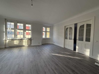 IHRE TRAUMIMMOBILIE STEHT HIER! Stilvoll, großzügig und FRISCH saniert - 4-R-WHG mit Balkon!