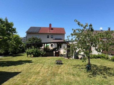 TOP! Ruhig gelegenes Zweifamilienhaus mit schönem Garten!