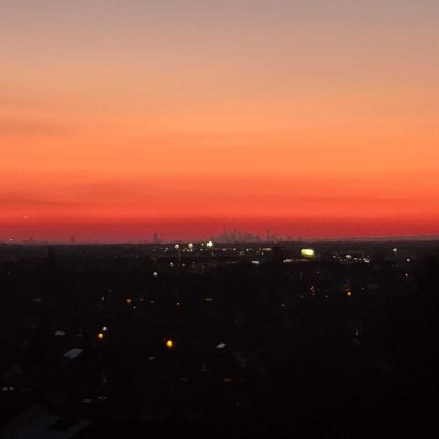 Skyline Panorama - Traumhafte 2 Zi.-Wohnung in bester Lage mit neuer EBK, Dusche, Böden und Loggia