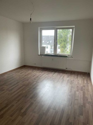 2 Zi-Wohnung mit Küche, Diele, Bad, 2022 komplett restauriert, alle Wohnräume mit Laminatboden,.