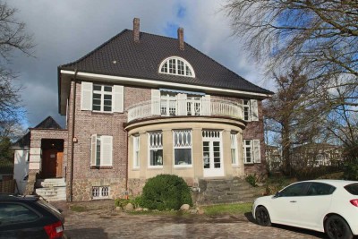 Traumhafte 4/5-Zi.-Whg. im DG einer historischen Altbauvilla inkl. Stellplatz!