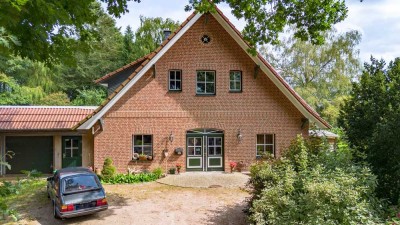 Stilvoll saniertes Bauernhaus mit Park und Waldstück