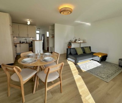 Frisch renovierte, helle Wohnung mit Balkon, Küche, Parkplatz und exzellenter Anbindung