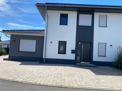 Traumhafte Neubau-Doppelhaushälfte auf Eckgrundstück – 160 m², Balkon, Terrasse & idyllische Lage am