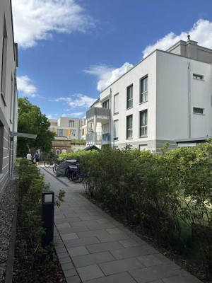 Neubauwohnung mit überdachter Terrasse und kleinem Garten