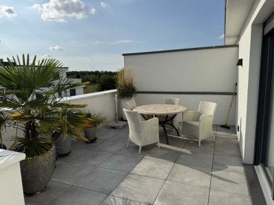 Traumhafte Dachgeschosswohnung mit 3-Seiten-Terrasse, Aufzug & Bad mit Wanne