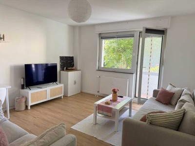 Schöne 2-Zimmer-Hochparterre-Wohnung mit Balkon und EBK (WG geeignet)