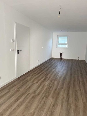 ERSTBEZUG: 2-Zimmerwohnung mit Terrasse, Stellplatz & Einbauküche - ab sofort frei!