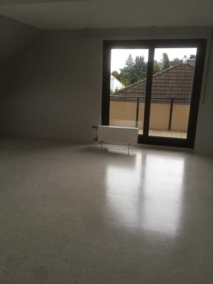 Freundliche und neuwertige 3-Raum-DG-Wohnung mit Balkon in Künzell