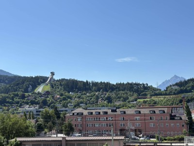 Selbstnutzer aufgepasst! Helle 3-Zimmer-Wohnung mit Weitblick und Altbauflair in zentraler Lage