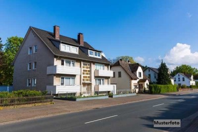 Freistehendes Dreifamilienhaus, 2 Garagen, Carport