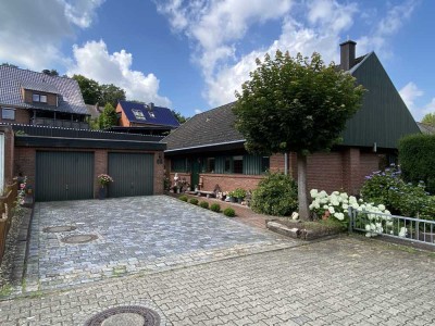 Waldachwinkelbungalow in Top-Lage mit Doppelgarage auf einem außergewöhnlich angelegten Grundstück
