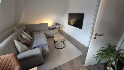 Attraktive und vollst. renovierte 2,5-Zimmer-Dachgeschosswohnung mit geh. Innenausstattung