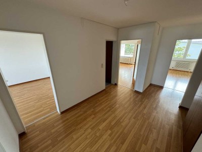 Viel Platz für eine Familie! Zentrale 4 Zimmer Wohnung mit Südbalkon, guter Aufteilung, Garage uvm