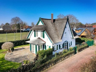 Komfortables, großzügiges Einfamilienhaus unter Reet mit TOP-Ausstattung zum Wohlfühlen & Seele b...