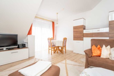 Sonnige Rückzugsoase in Neuried 2-Zimmer-Dachgeschosswohnung mit Balkon