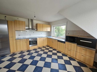 Großzügige 5-Zimmer-Dachgeschosswohnung mit zwei Bädern, Einbauküche und Balkon ins Grüne