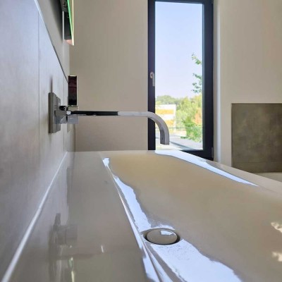 Niedrigzins bis Jahresende mitnehmen: Klimatisierte Neubauwohnung mit Westbalkon & zwei Bädern