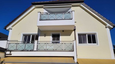 Neuwertige lichtdurchflutete 2-Zimmer-Wohnung mit extra großem Südbalkon im 1. OG
