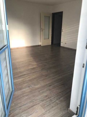Sonniges Appartement, teilmöbliert, sep. Küche mit EBK, Eckbalkon, super Lage  *SOFORT FREI *