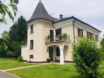 Traumwohnung in historischer Villa!