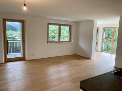 WOHNEN DE LUXE - 2 1/2-ZIMMER-WOHNUNG IM GRÜNEN