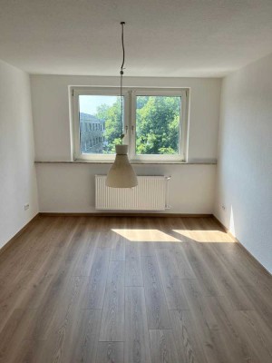 Wände weiß und neues Laminat - Leben unter dem Dach, herrliche Aussicht!