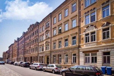 Helle Dachwohnung im Altbau - frisch renoviert, Tageslichtbad, schickes Laminat/Vinyl - bezugsfertig