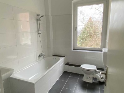 **FRISCH SANIERT**HELLE DREI-ZIMMERWOHNUNG MIT GÄSTE WC**