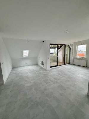 Geschmackvolle 2-Zimmer-DG-Wohnung mit Wintergarten & Galerie in Hanau